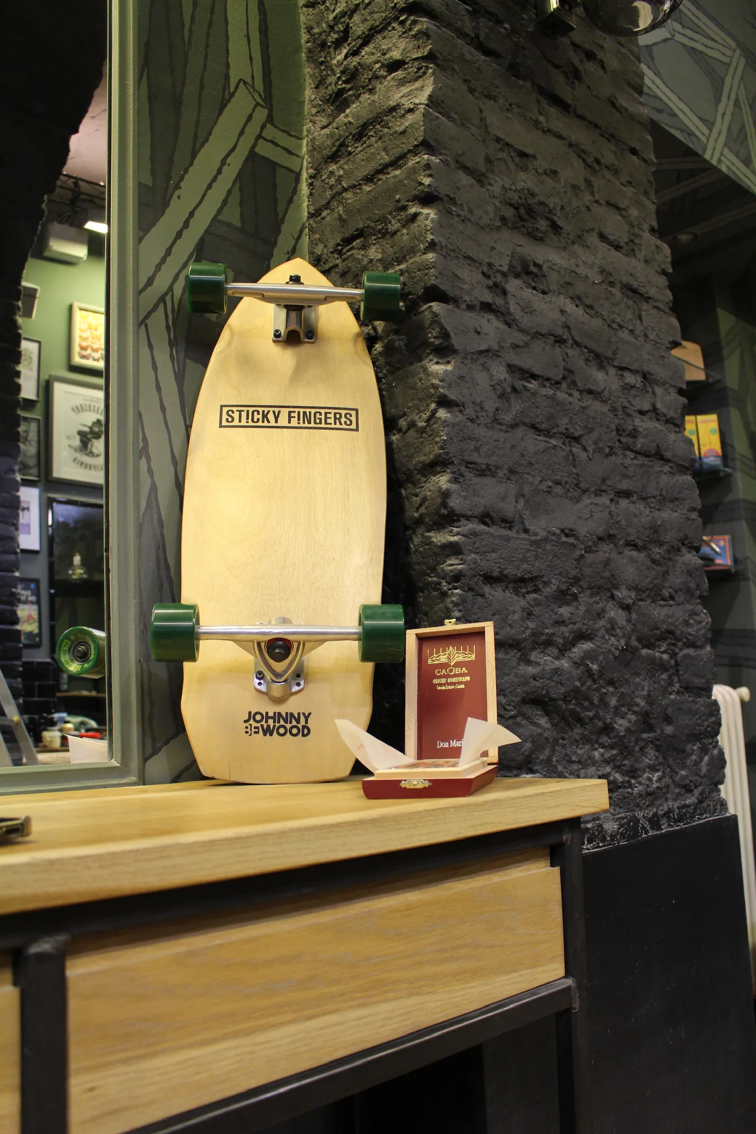Lo skate con la scritta Sticky Fingers