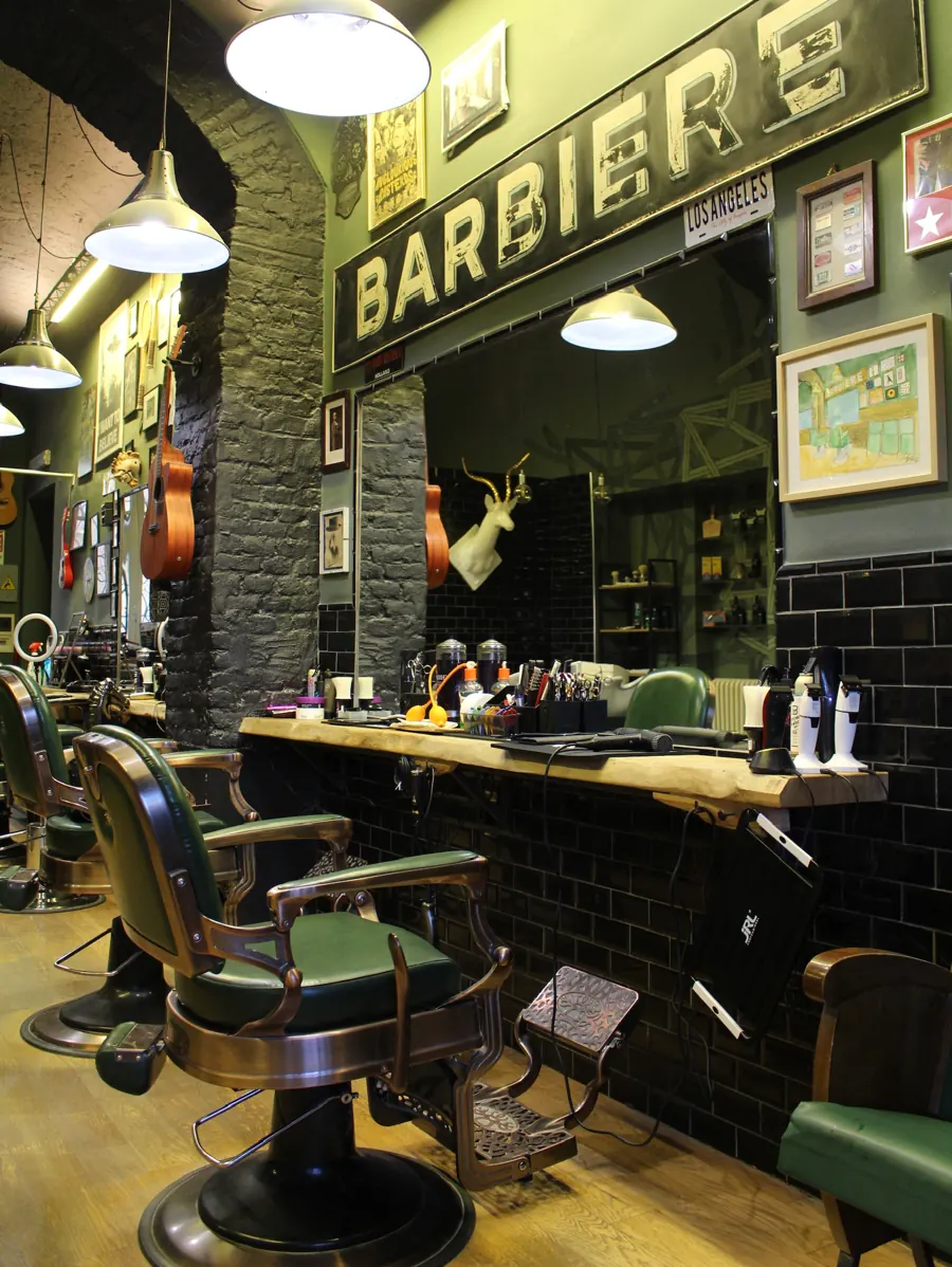 Il salone sotto l'insegna BARBIERE