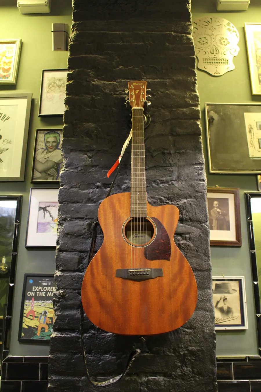 Una chitarra appesa al muro tra i cimeli